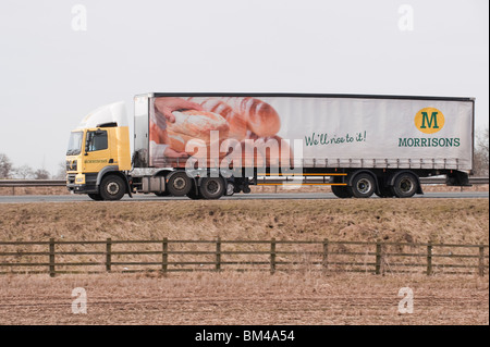 Ein LKW, den Transport von Gütern für Morrisons, entlang einer Autobahn.