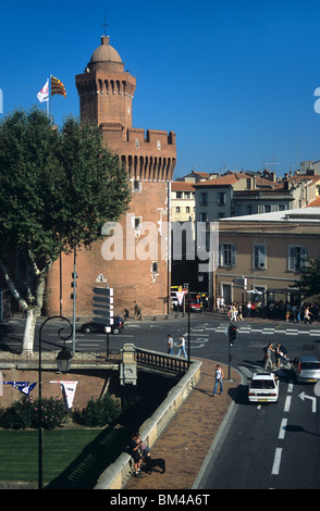 Blick auf den mittelalterlichen Turm aus rotem Backstein von Le Castillet oder das Stadtbild von Castelletand, Perpignan, Pyrenäen Orientalles, Frankreich Stockfoto