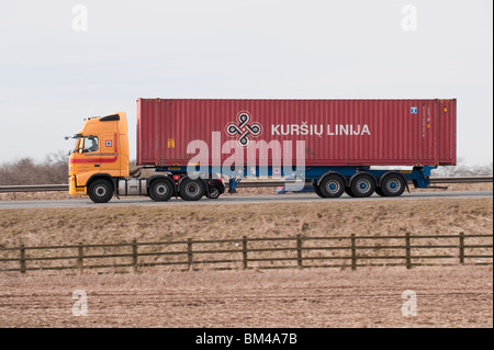 Ein Lastwagen den Transport eines Containers für Kursiu Linija, entlang einer Autobahn. Stockfoto