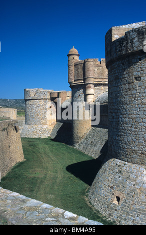 Wassergraben, südlichen Stadtmauer, Eingang & Mauern der mittelalterlichen Festung Salses oder Festung (c15th), in der Nähe von Perpignan, Frankreich Stockfoto