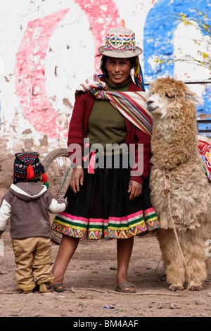 Quechua indische Mutter, Kind und Alpaka, "Heilige Tal", Peru, Süd-Amerika Stockfoto