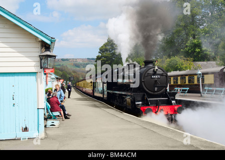 Dampfzug verlassen Grosmont Bahnhof auf der North Yorkshire Moors Railway in der Nähe von Whitby Stockfoto