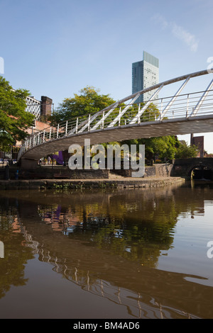 Castlefield, Manchester, England, UK. Des Händlers Brücke Fußgängerbrücke über der Bridgewater Canal im Castlefield Urban Heritage Park Stockfoto