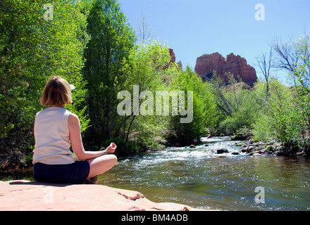 Frau, meditieren auf einem Vortex Punkt Oak Creek River Red Rock State Park nur außerhalb Sedona Arizona USA Kimberly Paumier Herr Stockfoto