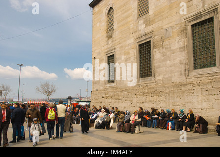 Frauen warten auf Männer zu beenden beten außerhalb der Yeni Camii (neue Moschee)-Istanbul-Türkei Stockfoto