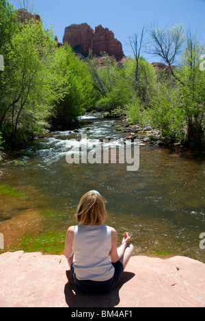 Frau, meditieren auf einem Vortex Punkt Oak Creek River Red Rock State Park nur außerhalb Sedona Arizona USA Kimberly Paumier Herr Stockfoto