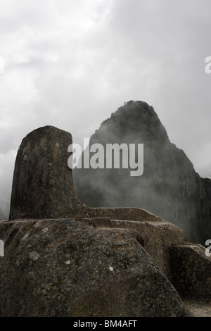 Intihuatana oder "Hitching Post der Sonne' mit Huayna Picchu hinter Machu Picchu, Peru, Süd-Amerika Stockfoto