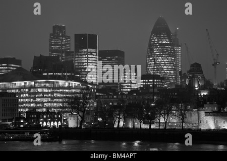 Stadt von London Skyline mit dem Tower of London im Vordergrund, London, England Stockfoto