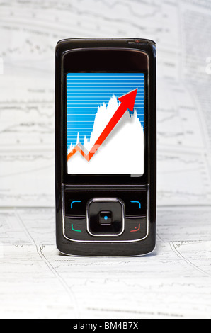 Markt zu analysieren, mit Touchscreen-Handy Stockfoto