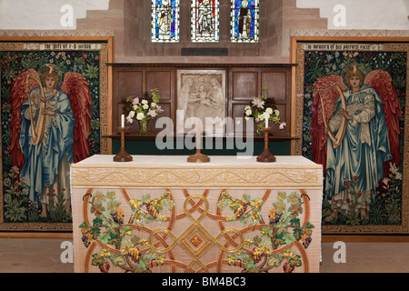 Großbritannien, Englan, Herefordshire, Brockhampton, alle Heiligen Künste und Handwerke Kirche, Altar mit Edward Burne-Jones-Textilien Stockfoto