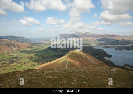 Auf der Oberseite nach unten in Richtung Derwent Water im englischen Lake District National Park, Cumbria, England Catbells Stockfoto