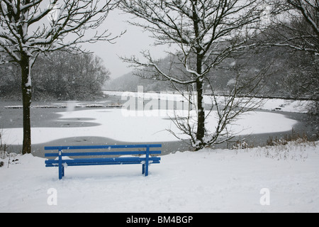 Eine schneebedeckte blauen Bank in Kidsgrove, Stoke-on-Trent, Bathpool, Mitarbeiter im winter Stockfoto