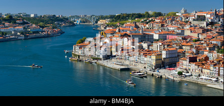 Portugal, die Costa Verde, Porto, Oporto Ribeira Bezirk auf dem Douro, mit Port Wein Bargen, jetzt Ausflugsschiffe. Stockfoto