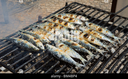 Portugal, Algarve, Sardinen auf einem Grill Stockfoto