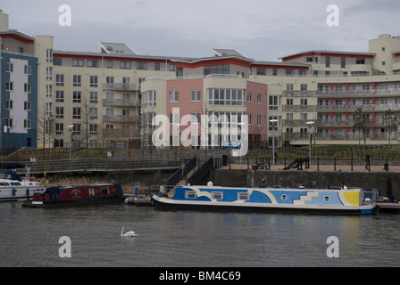 Neue Gebäude am Rand Wassers bei Bristol Docklands, Bristol England UK Stockfoto