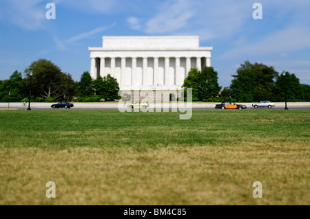 Lincoln Memorial Tilt-Shift Washington DC / WASHINGTON DC – das Lincoln Memorial wird mit einer Neige-Shift-Fototechnik dargestellt, was zu einem sehr schmalen Fokusfeld führt, das der Szene ein Miniaturbild verleiht. Der Effekt lässt die Autos und Menschen vor der Gedenkstätte wie Spielzeug aussehen. Stockfoto