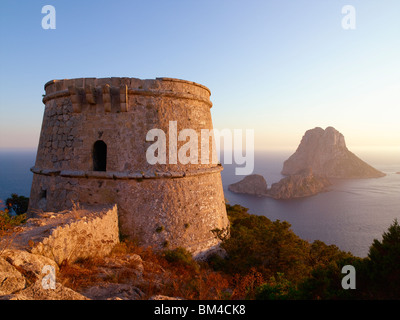 Mirador Del Savinar Wachturm mit Blick auf Es Vedra und Es Vedranell Stockfoto