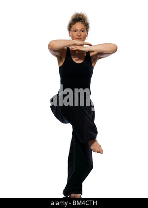 Reife Frau Taiji Tai Chi Chuan im Studio auf weißem Hintergrund isoliert Stockfoto