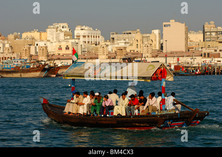 Abra Wassertaxi Kreuz und quer durch den Dubai Creek, Dubai, Vereinigte Arabische Emirate Stockfoto
