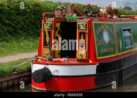 Ein traditionelle englische schmale Boot vertäut an der Shropshire Union Canal, England. Stockfoto