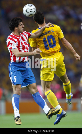 Julio Cesar Caceres von Paraguay (5) und Zlatan Ibrahimovic von Schweden (10) wetteifern um einen Header während eines 2006 FIFA World Cup-Matches. Stockfoto