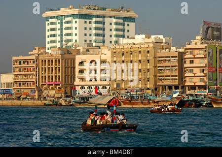 Ansicht von Bur Dubai über den Dubai Creek in Richtung Deira, Dubai, Vereinigte Arabische Emirate Stockfoto