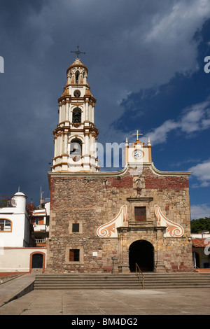 Die barocke San Andres Pfarrkirche, abgeschlossen im Jahre 1749, einen Block östlich der Plaza in Ajijic, Mexiko. Stockfoto