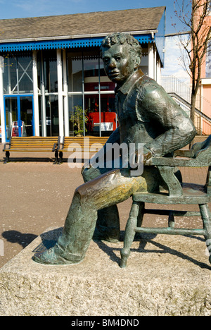 Statue von Dylan Thomas vom Bildhauer John Doubleday, Swansea Maritime Quarter, Swansea, South Wales, Großbritannien. Stockfoto