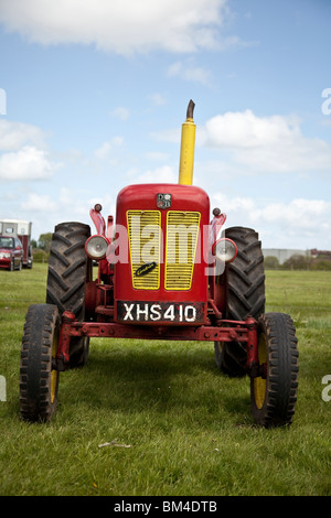 1960er Jahren David Brown 990 Implematic Livedrive Traktor auf dem Display an einer Landwirtschaftsausstellung. Stockfoto