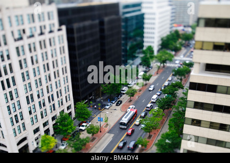 K Street Downtown Washington DC | WASHINGTON D.C., Vereinigte Staaten – Ein Hochwinkel-Neigungswinkel-Blick auf die K Street in der 19th Street in Downtown Washington lässt den geschäftigen Finanzkorridor in ein Miniatur-Diorama komprimieren. Die K Street ist weithin bekannt als Kurzform für die amerikanische Lobbyindustrie, die Heimat vieler Handelsverbände und Interessenvertretungen in diesem Bezirk ist. Stockfoto