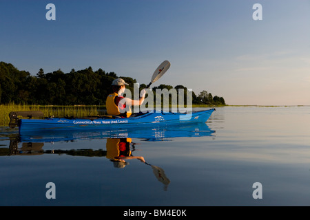 Eine Frau Kajaks im Fluss schwarz Hall in der Nähe der Mündung des Connecticut River in Old Lyme, Connecticut. Stockfoto