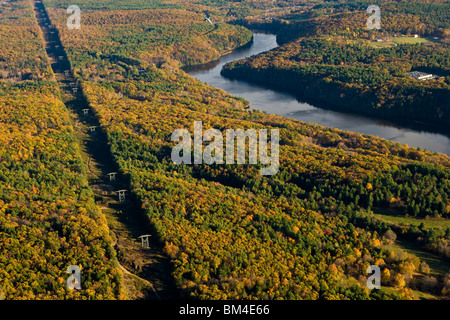 Stromleitungen schneiden eine Schneise durch den Wald neben dem Connecticut River in Gill, Massachusetts. Stockfoto