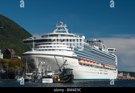 Die Luxus Cruise Liner Sapphire Princess neben an ihrem Liegeplatz in Ketchikan, Alaska, USA Stockfoto