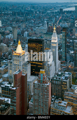 USA, New York City, Manhattan, erhöhten Blick auf Midtown Manhattan in der Dämmerung Stockfoto
