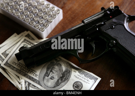 Dollarnoten und Pistole, schwarze Pistole, Mafia-inspiration Stockfoto