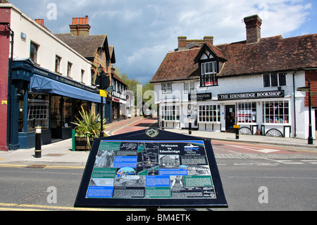 Stadt-Informationen zu signieren, Leathermarket, High Street, Edenbridge, Kent, England, Vereinigtes Königreich Stockfoto