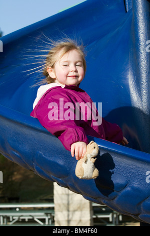 Schnelles Gleiten eines 5-jährigen Mädchens mit elektrischem Haar Stockfoto