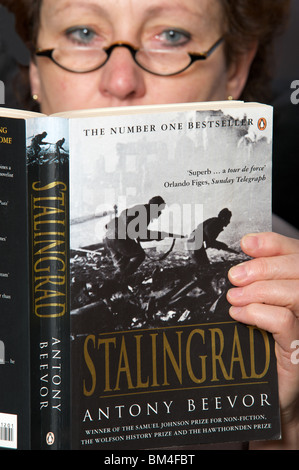 Frau liest Antony Beevor Stalingrad, ein Nummer eins Bestseller von Penguin Books veröffentlicht Stockfoto