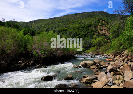 Rocky River Bett in den Bergen. Kalifornien, USA. Stockfoto