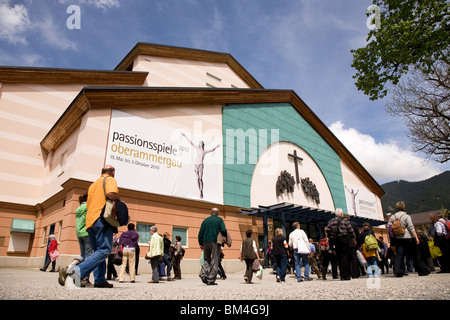 Zuschauer-Mühle außerhalb der Oberammergauer Passionsspiele Theater vor einer Aufführung 2010 ungefähr. Stockfoto