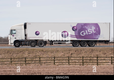 Ein LKW, den Transport von Gütern für Gist, entlang einer Autobahn. Stockfoto