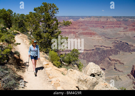 Weibliche Wanderer Wandern auf der South Rim Trail Grand Canyon National Park Arizona USA Kimberly Paumier Herr Stockfoto