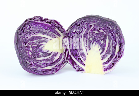 Rotkohl in zwei Hälften geschnitten Stockfoto