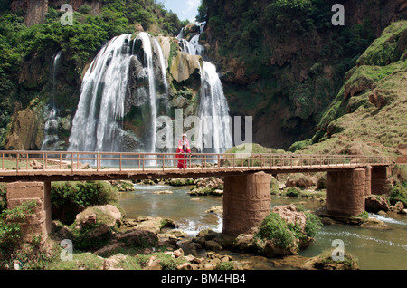 Frau stehend auf Fußgängerbrücke in ethnischen Kleid Dadieshui Falls Yunnan China Stockfoto