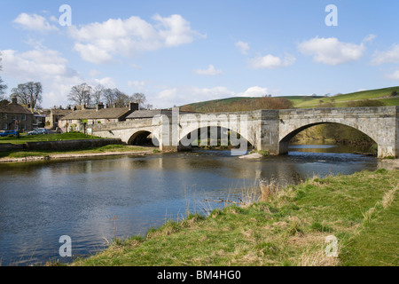 Burnsall Brücke über den Fluss Wharfe, Yorkshire Dales, England. Stockfoto