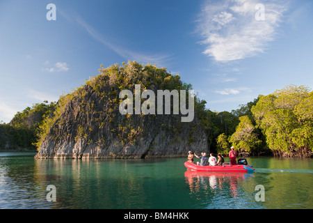 Touristen auf den Inseln Misool, Raja Ampat, West Papua, Indonesien Stockfoto