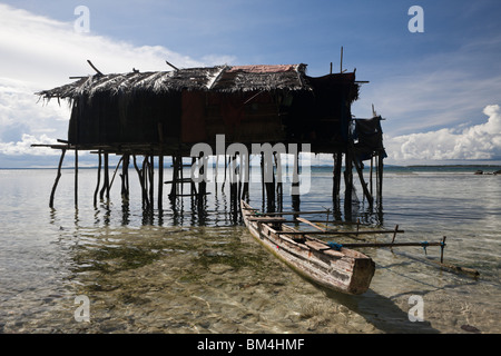 Haus auf Stelzen auf Insel in der Nähe von Sorong, Raja Ampat, West-Papua, Indonesien Stockfoto
