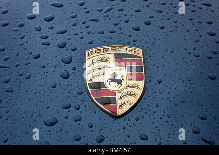 Porsche-Abzeichen auf der Motorhaube des 911 Stockfoto