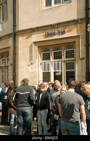 Eine Menge Leute außerhalb Lloyds TSB, Markt Quadrat Branch, Cambridge City Centre, Großbritannien Stockfoto