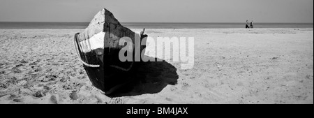 Panorama-aufnahme eines Bootes an einem Strand im Süden von Indien Stockfoto